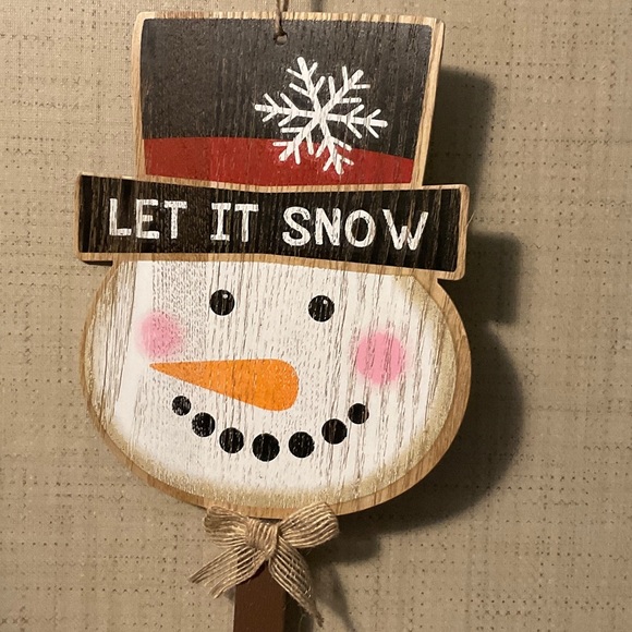 Festive Snowman Holiday Decor with Let It Snow Sign - Picture 2 of 4